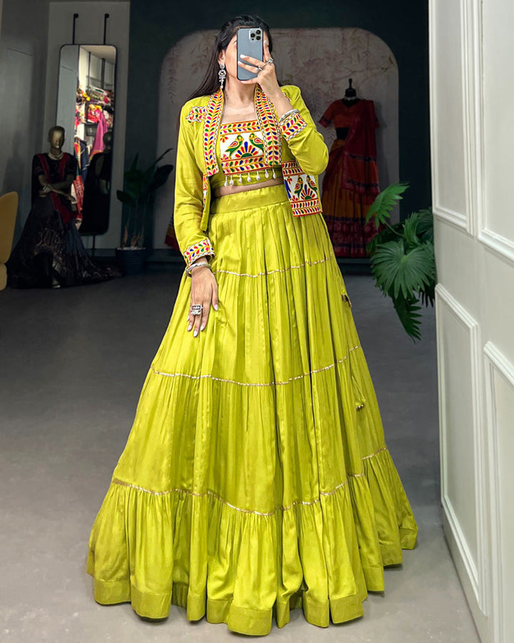 Parrot Glow – Gamthi Grace for Navratri