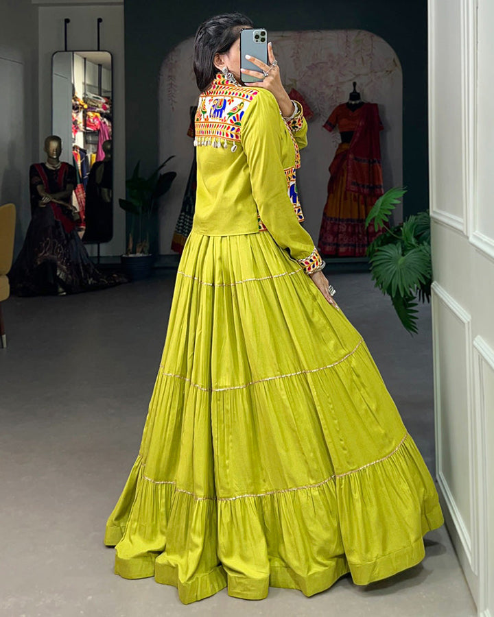 Parrot Glow – Gamthi Grace for Navratri