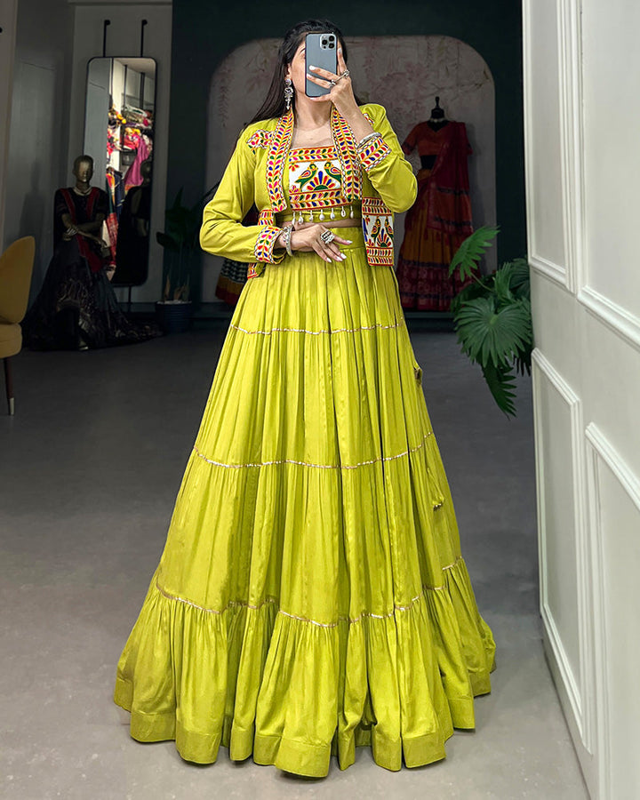 Parrot Glow – Gamthi Grace for Navratri