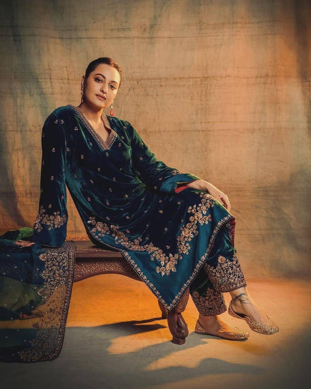 Sonakshi's Velvet Royal Elegant Suit Set – Rama Green